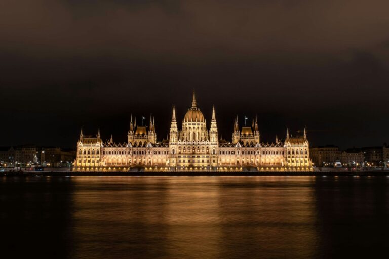 Parlamentet ved Donau om aftenen, Budapest