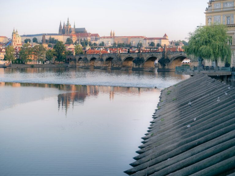 Prag Borg og Karlsbroen over Moldau